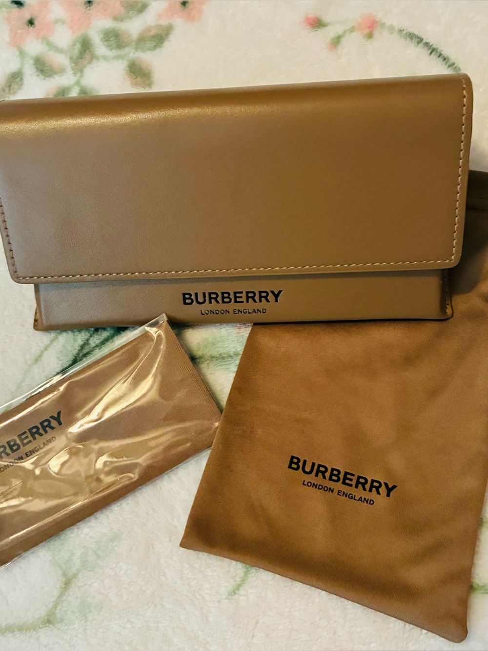 Burberry Sunglass Case & Pouch NWT
Tan